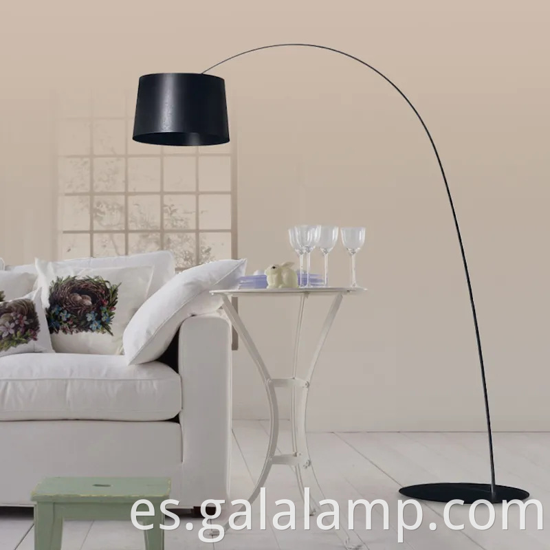 Elegante lámpara de piso de arco para espacios de vida contemporáneos